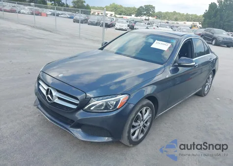 2015 Mercedes-Benz C 300 4Matic z USA, uszkodzony, nr VIN 55SWF4KB8FU059241